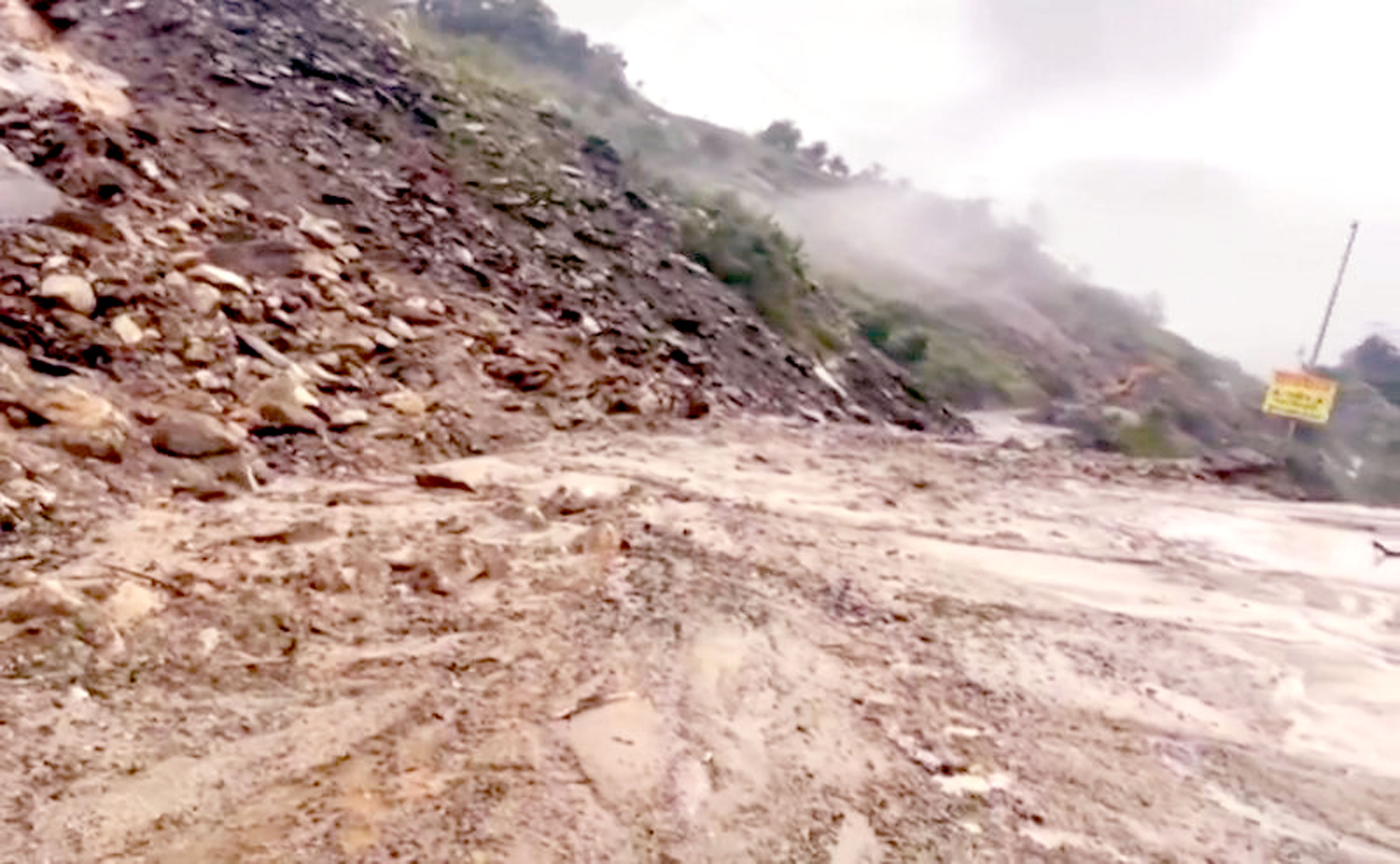 Himachal Pradesh: Over 600 roads still closed; Orange alert for five districts